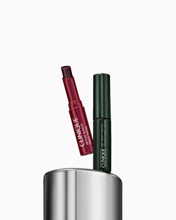 Classiques cultes à emporter partout : High Impact Mascara + Black Honey Mini Set , &lt;b&gt;&lt;span style=&quot;color: #ba0000;&quot;&gt;Excluded from discounts.&lt;/span&gt;&lt;/b&gt;&lt;br&gt;Two most-loved minis for lashes and lips. Comprend la légende pour les lèvres de Clinique dans la teinte culte classique Black Honey, et le mascara favori des fans pour un regard spectaculaire.