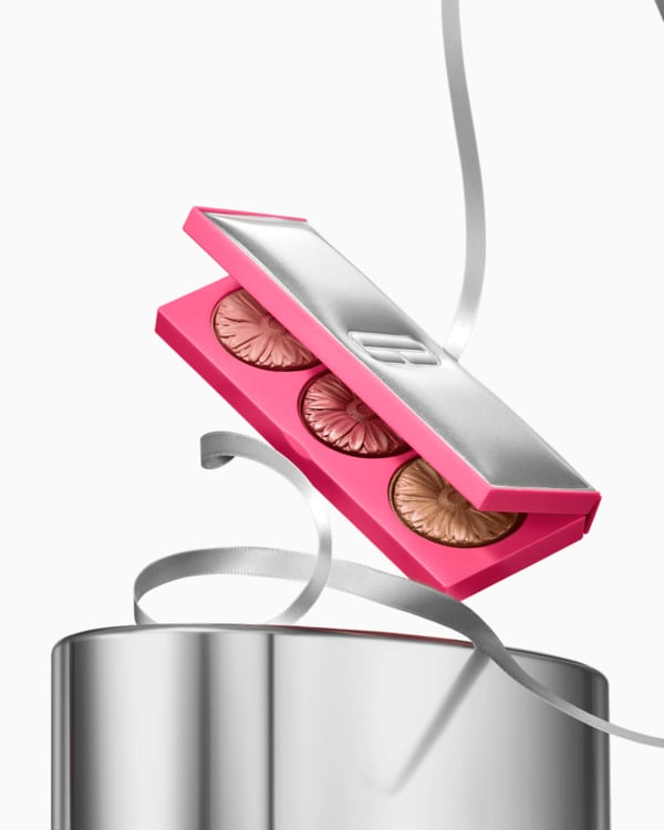 Glow To Go Cheek Pop Palette, &lt;b&gt;&lt;span style=&quot;color: #ba0000;&quot;&gt;Excluded from discounts.&lt;/span&gt;&lt;/b&gt;&lt;br&gt;A multi-tasking, mistake-proof palette with blush, bronzer, and highlighter to give your complexion a glow on the go.